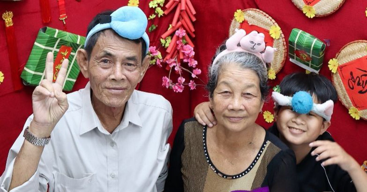 Cậu bé rủ bà nội quay TikTok gửi 10 năm sau, ai cũng rưng rưng