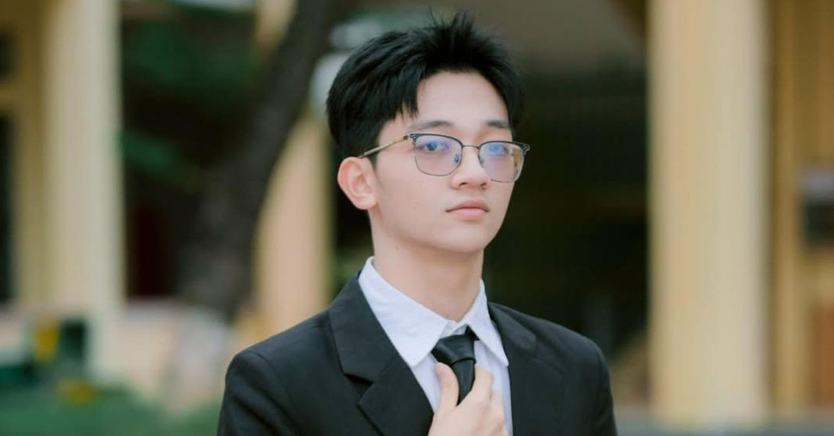 Thủ khoa phá mọi kỷ lục thi đánh giá tư duy: Tự học và luyện đề trên mạng