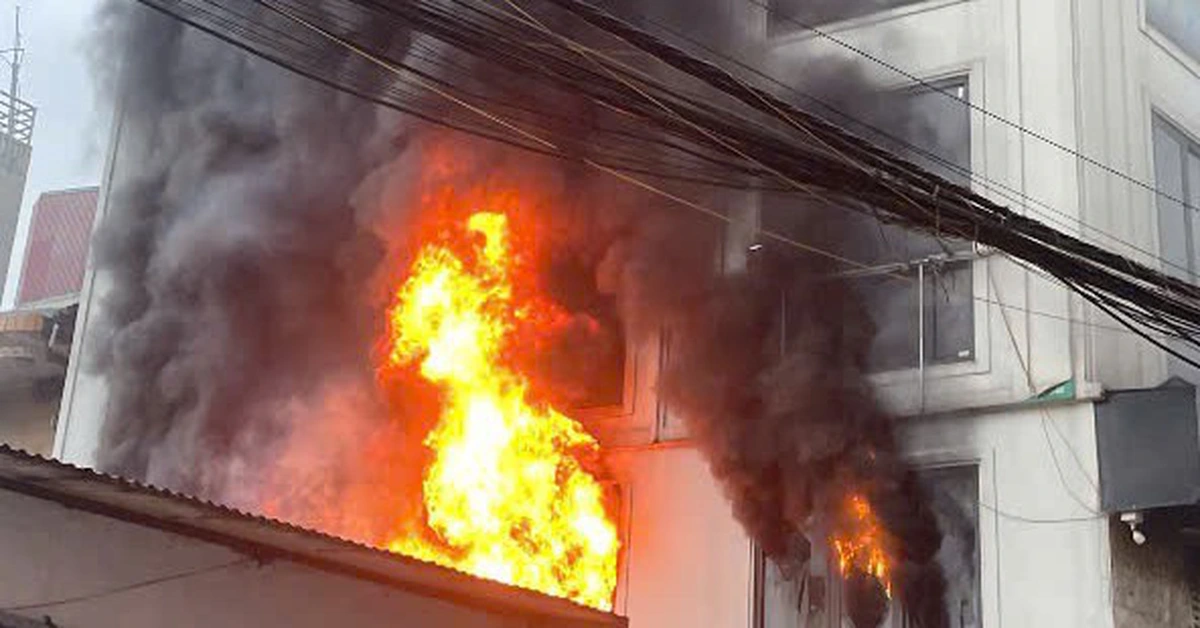 Cháy nhà 7 tầng ở Hà Nội, hai người phá mái tôn cứu người