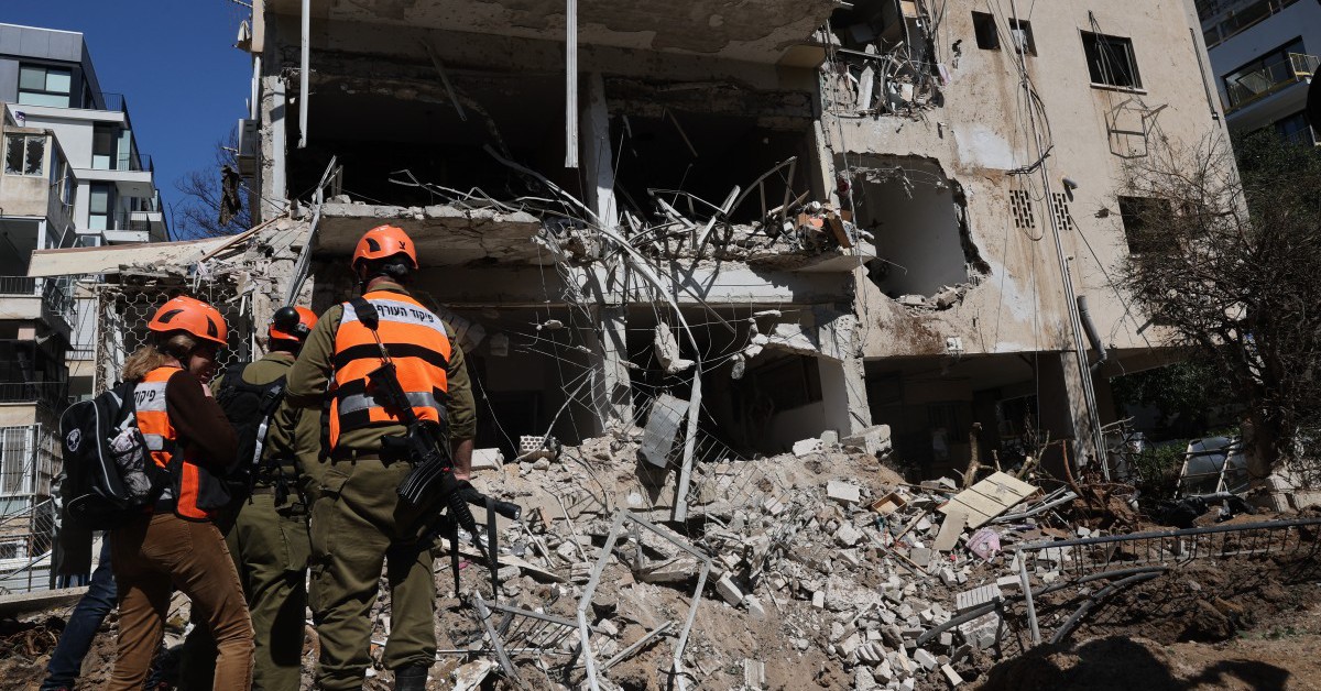 Iran phóng 7 đợt tên lửa vào Israel trong vòng 10 giờ, xuất hiện hình ảnh Tel Aviv bị tàn phá