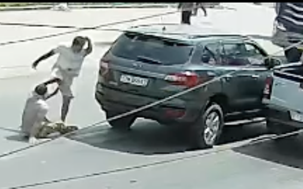 Trên con dốc trượt khỏi bản thân