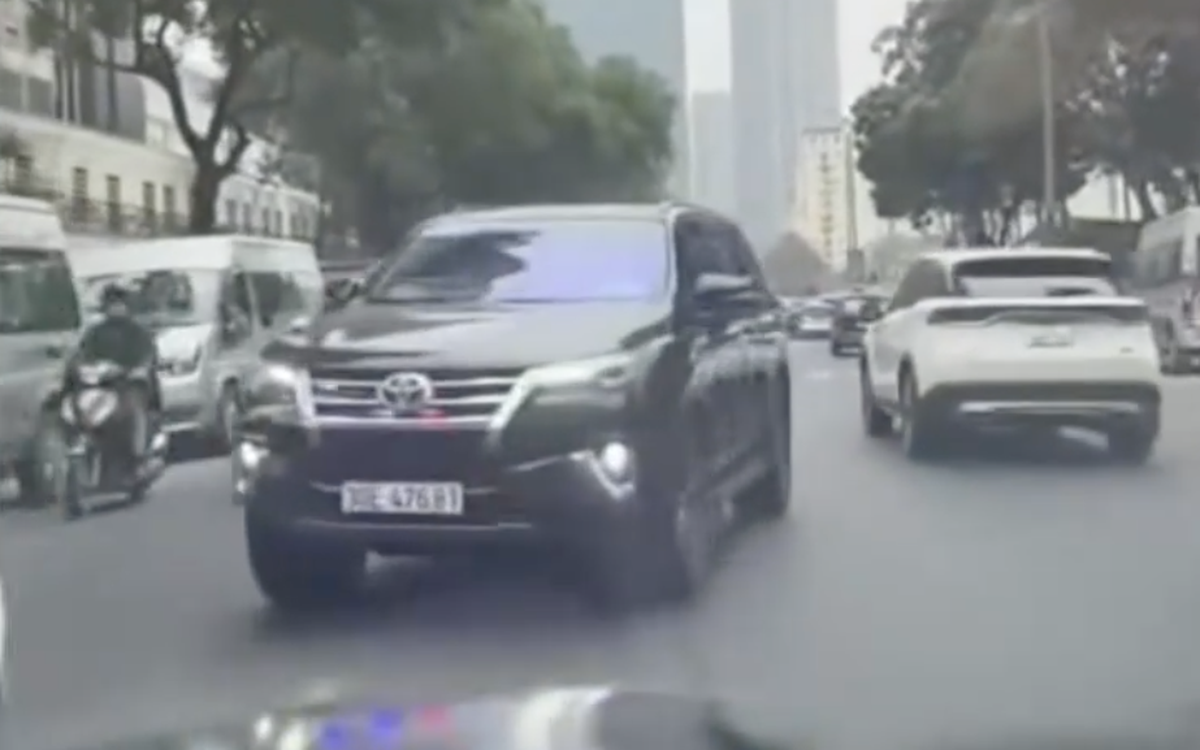 Tự ý lắp đèn ưu tiên trên ô tô, tài xế bị phạt 5 triệu đồng