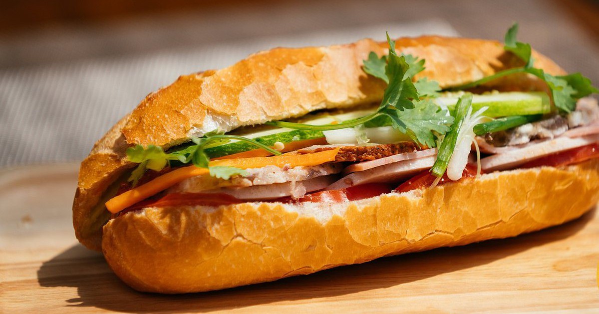 Nghi ngộ độc sau khi ăn bánh mì, 17 người nhập viện ở Quảng Ngãi