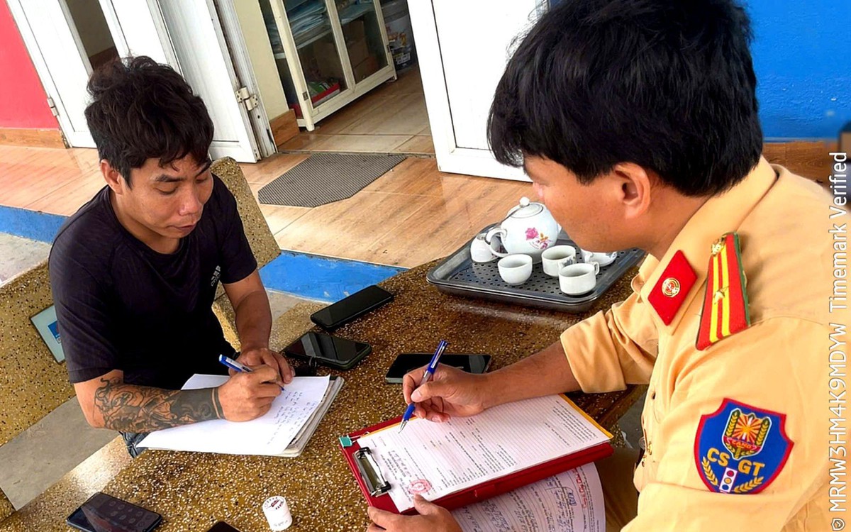 Tạm giữ giấy phép lái xe của tài xế trong clip vượt xe tại khu vực nguy hiểm