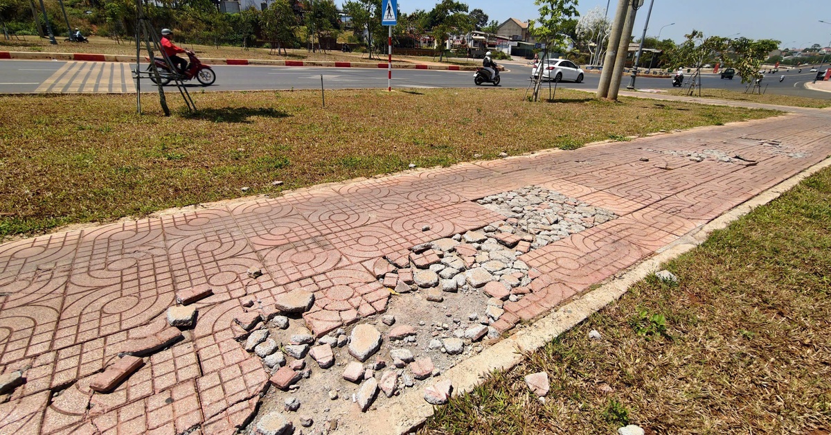 Vỉa hè đại lộ mới sử dụng hơn 2 năm đã nứt toác, xuống cấp