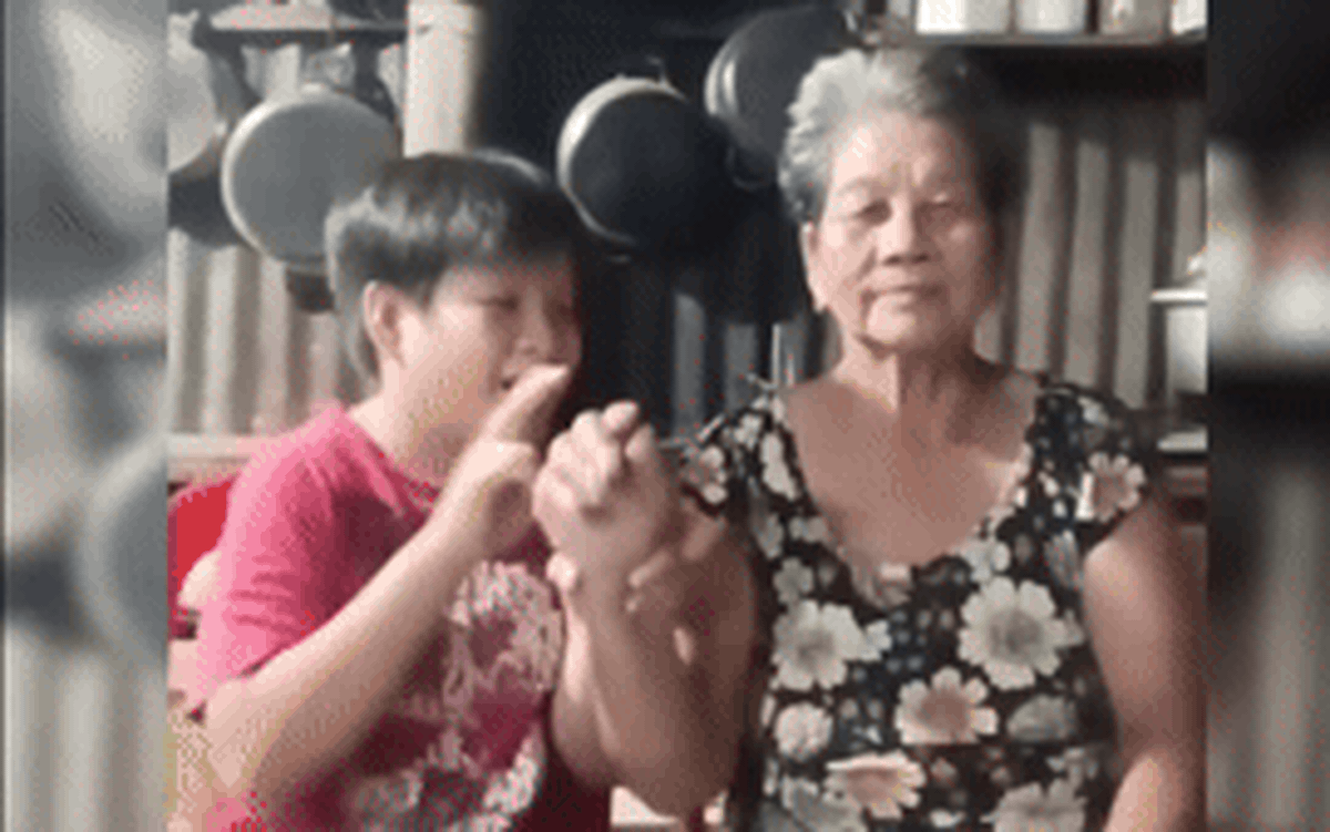 Cậu bé rủ bà nội quay TikTok gửi 10 năm sau, ai cũng rưng rưng