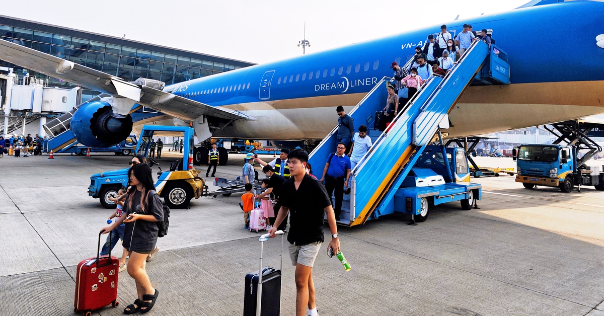 Hàng không tính giảm chuyến bay nội địa, giá vé quốc tế thêm áp lực
