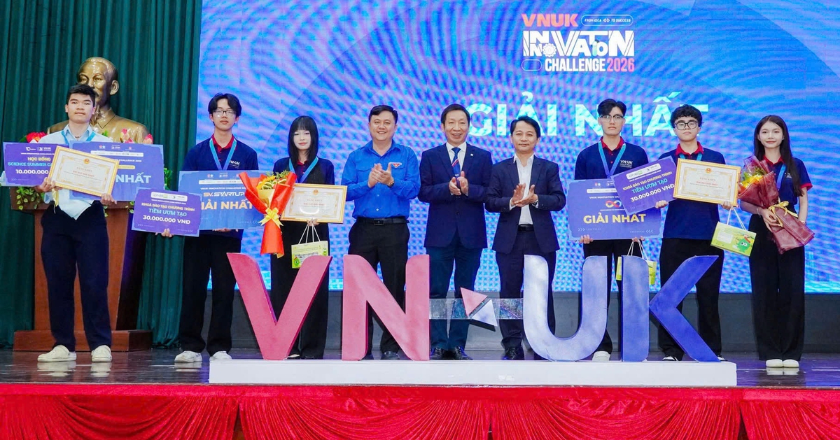 Sinh viên làm khẩu trang đi mưa chống mờ kính