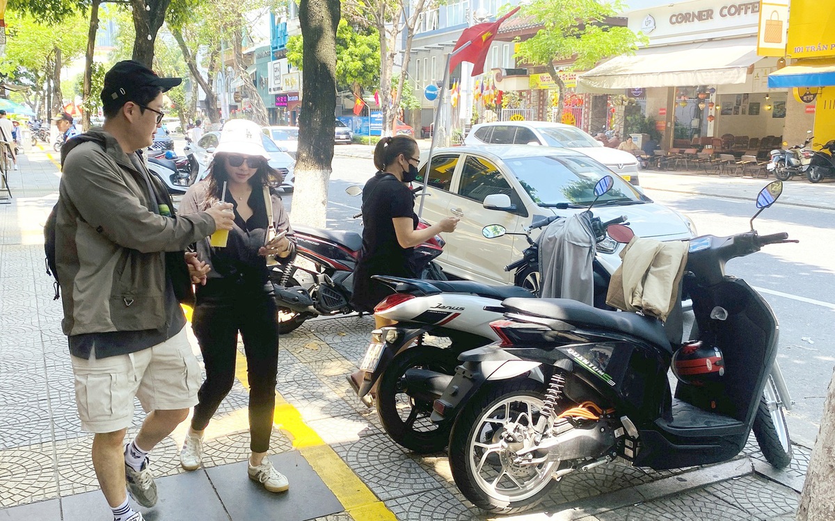 Trả lại vỉa hè: Không chỉ là dẹp hàng rong