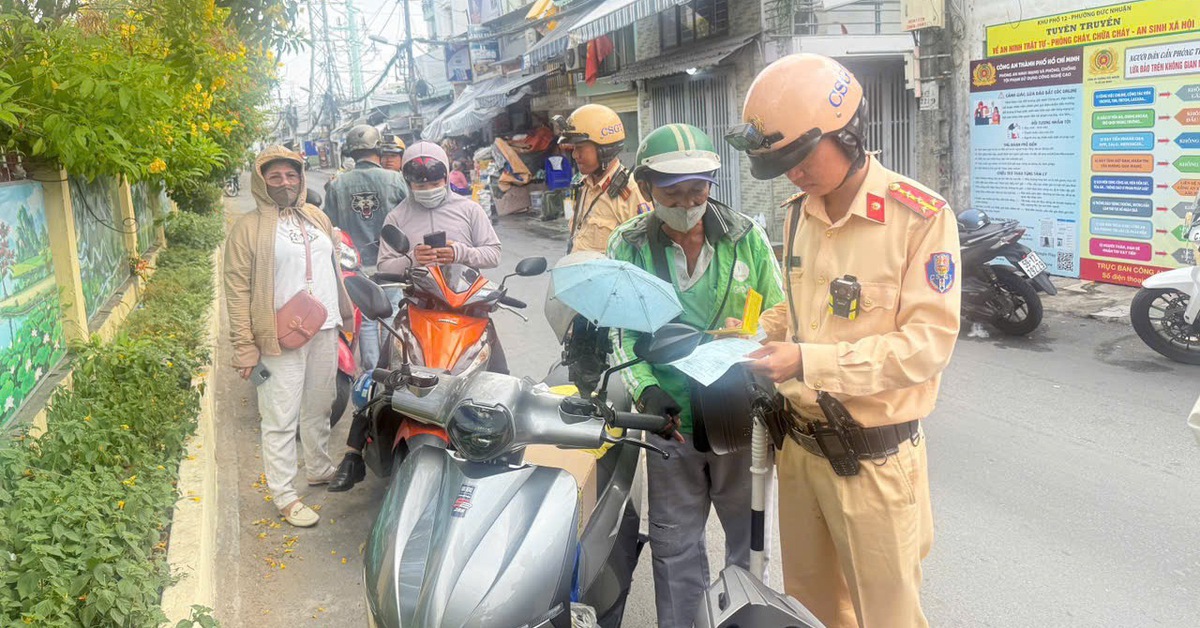Cảnh sát giao thông Hàng Xanh 'phạt nguội' nhiều trường hợp cố vượt qua đường sắt khi rào chắn đã hạ