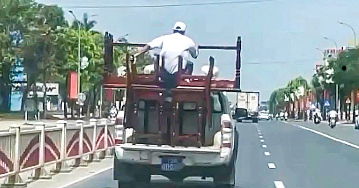 Tài xế lái xe biển xanh chở bàn ghế cồng kềnh và người ngồi phía sau thùng xe ở Huế bị xử phạt