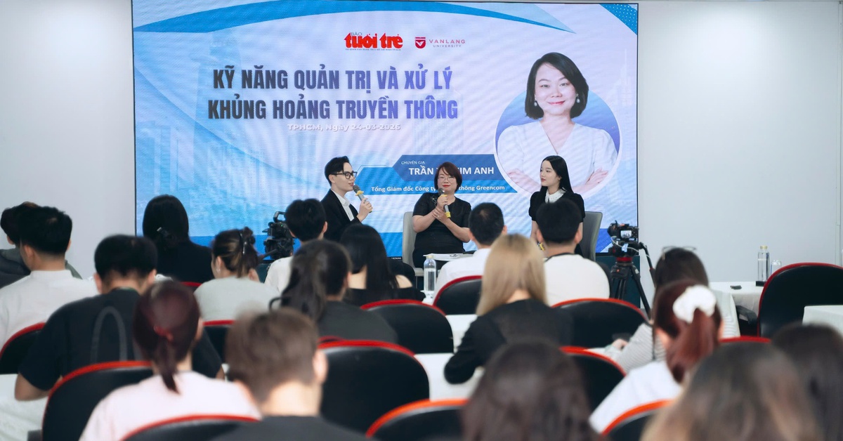 Học tại báo Tuổi Trẻ, sinh viên Văn Lang tổ chức tọa đàm 'thực chiến' cùng giám đốc truyền thông