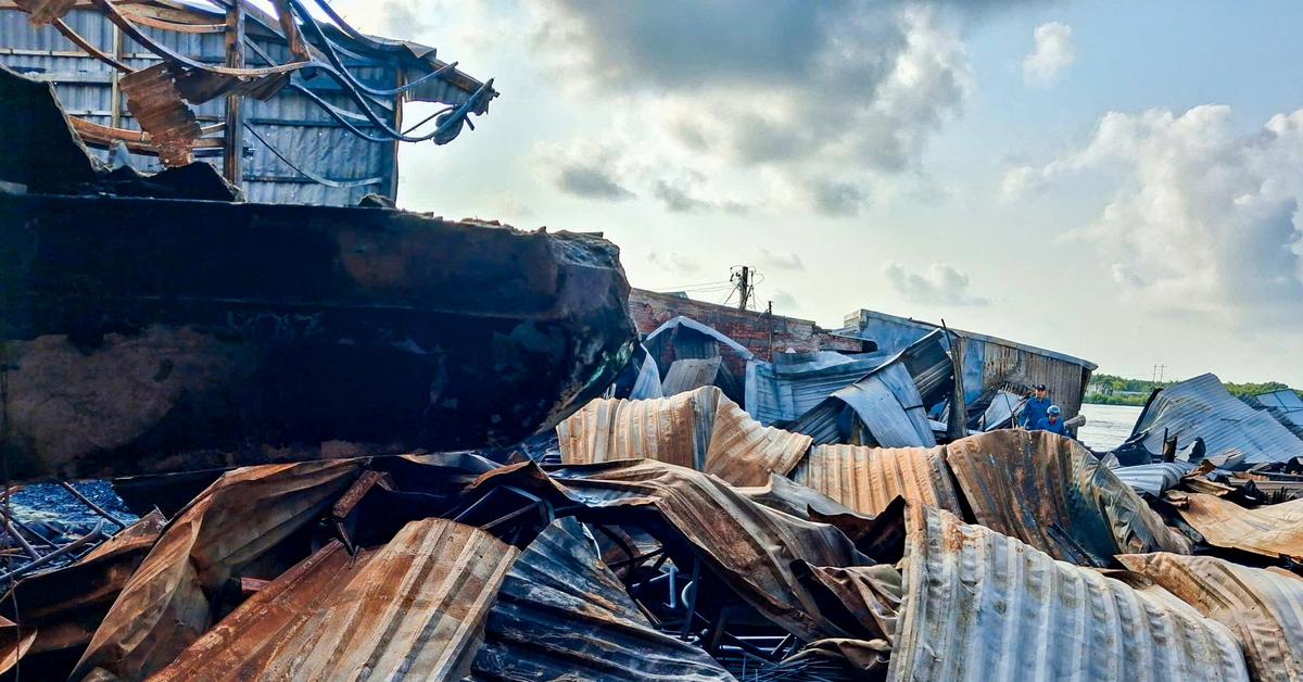 Cháy dãy nhà ven sông Cà Mau, 13 căn nhà bị thiêu rụi