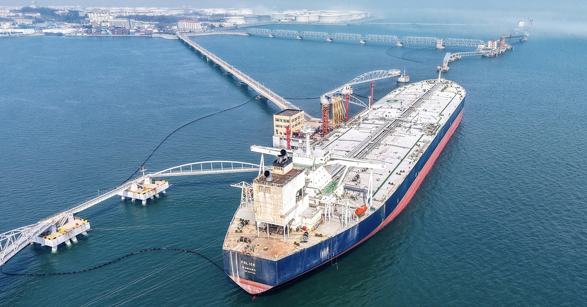 Giá dầu giảm mạnh, cú sốc nguồn cung vẫn còn đó