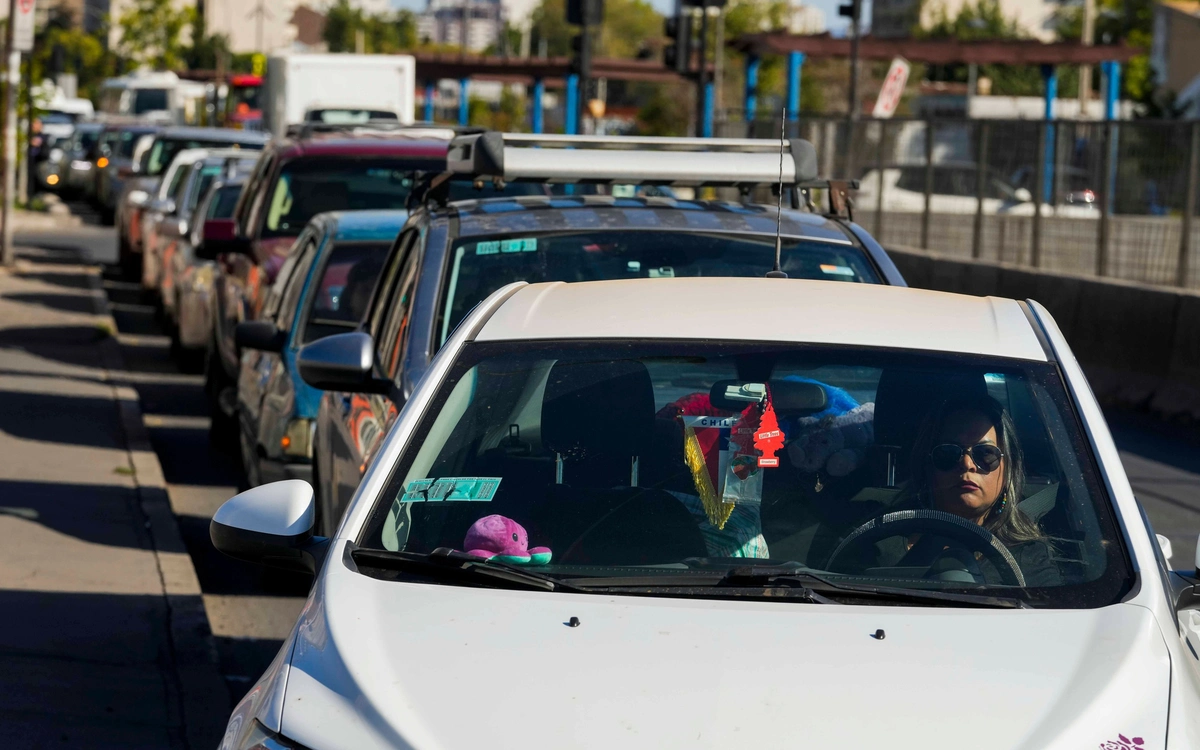 Giá dầu thế giới giảm gần 6% còn 98 USD/thùng