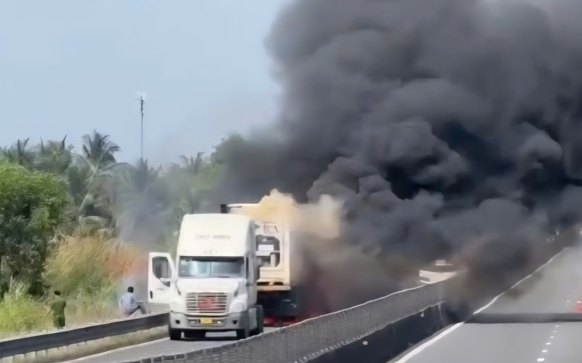 Xe đầu kéo bốc cháy dữ dội trên cao tốc Trung Lương - Mỹ Thuận