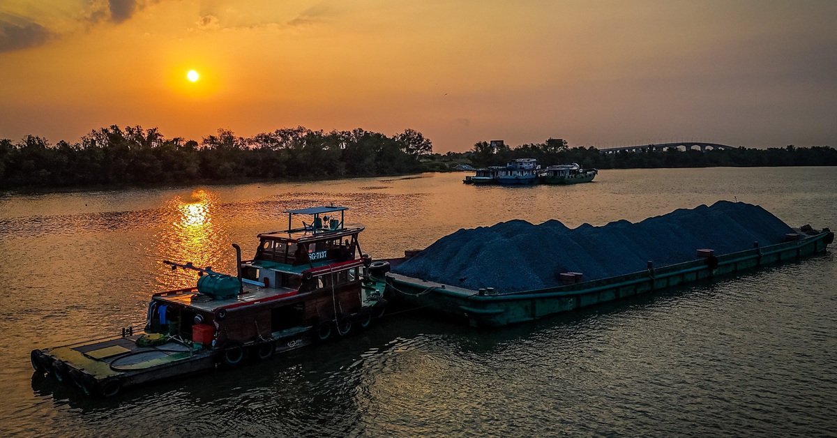 Ngày đêm trên sông, theo sà lan chở đá về vành đai 3 TP.HCM trong 'cơn sốt'