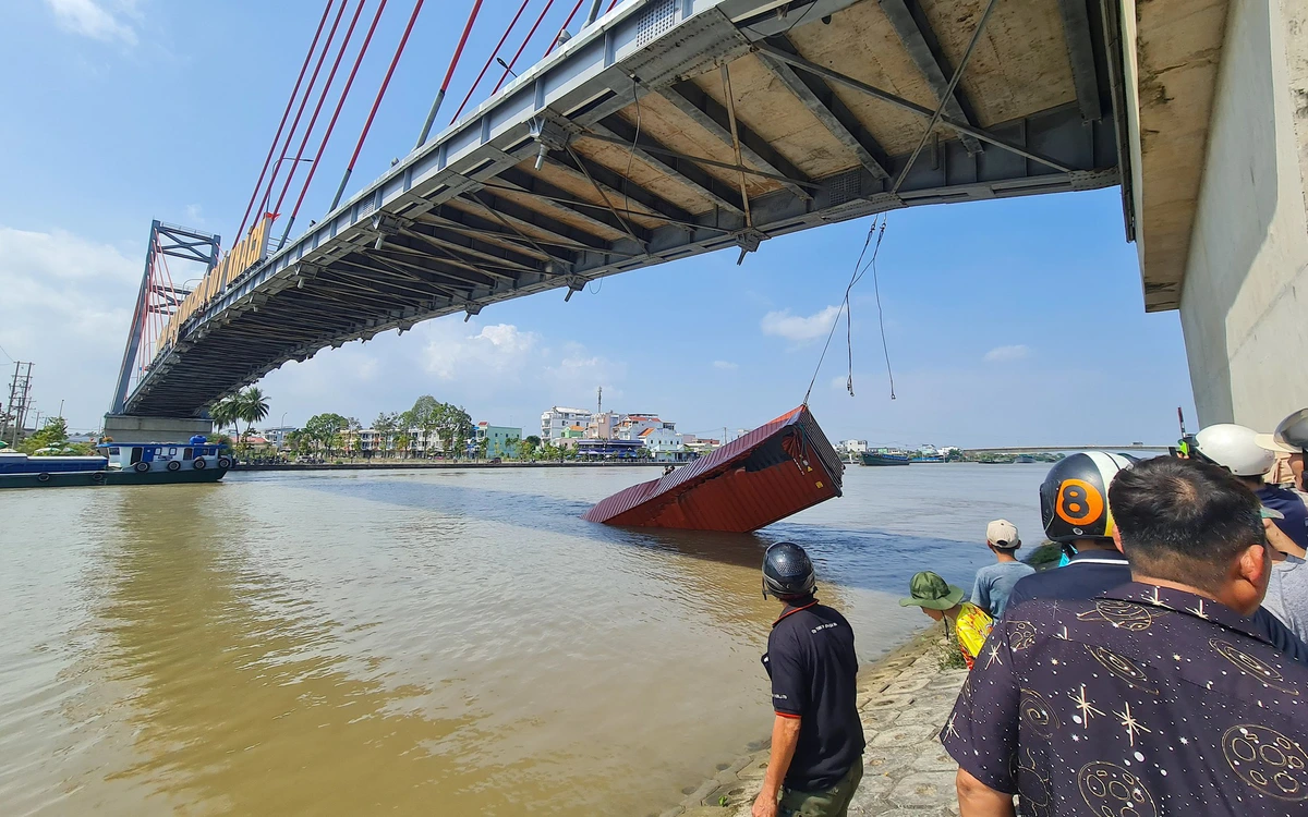 Sà lan làm rơi container, đứt dây điện gần cầu Chợ Gạo: Tài công bị phạt 6 triệu đồng