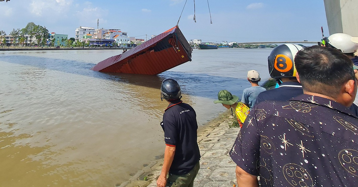 Sà lan làm rơi container, đứt dây điện gần cầu Chợ Gạo: Tài công bị phạt 6 triệu đồng