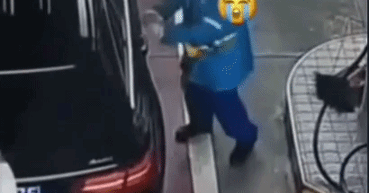 Ném tiền xuống đất, chủ xe Mercedes bị cấm vào trạm xăng