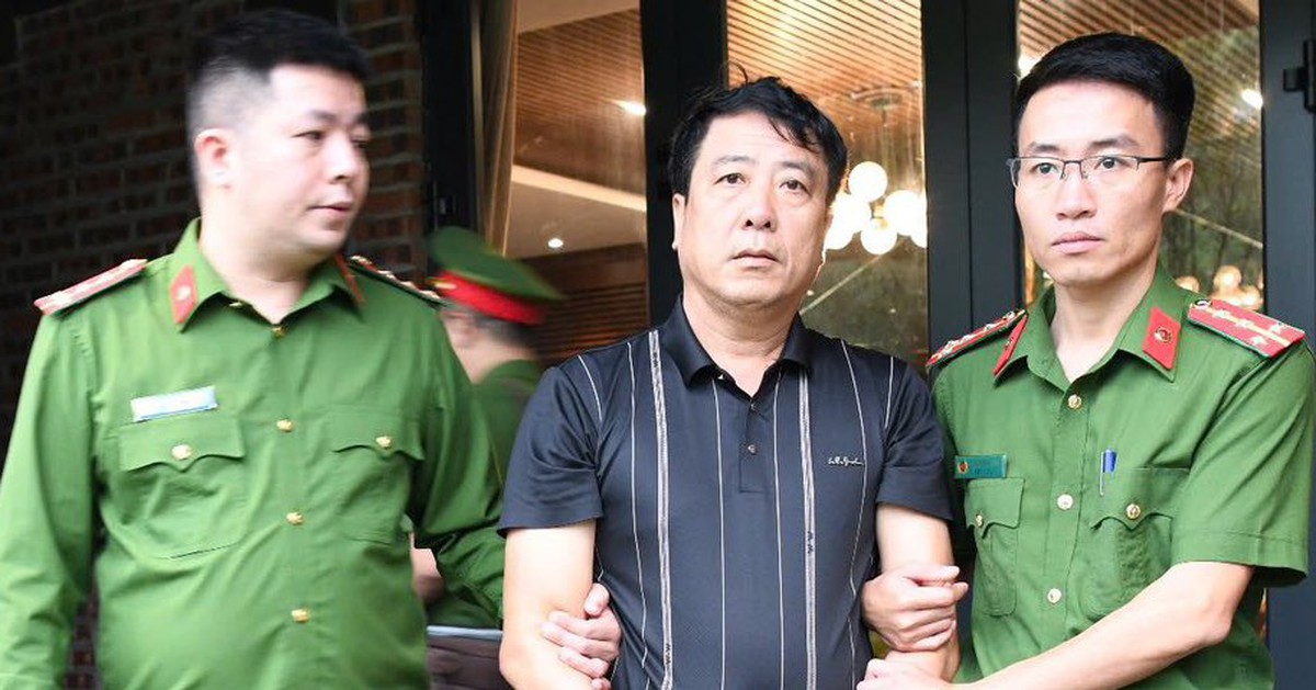 Hình ảnh công an khám xét, bắt nhiều giám đốc công ty ở Phú Thọ