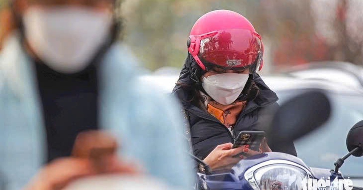 Thì ra dừng đèn đỏ người ta làm 1.001 chuyện, ngắm mây trời, ngắm giày, ngắm nhà, vặn vẹo cơ thể...