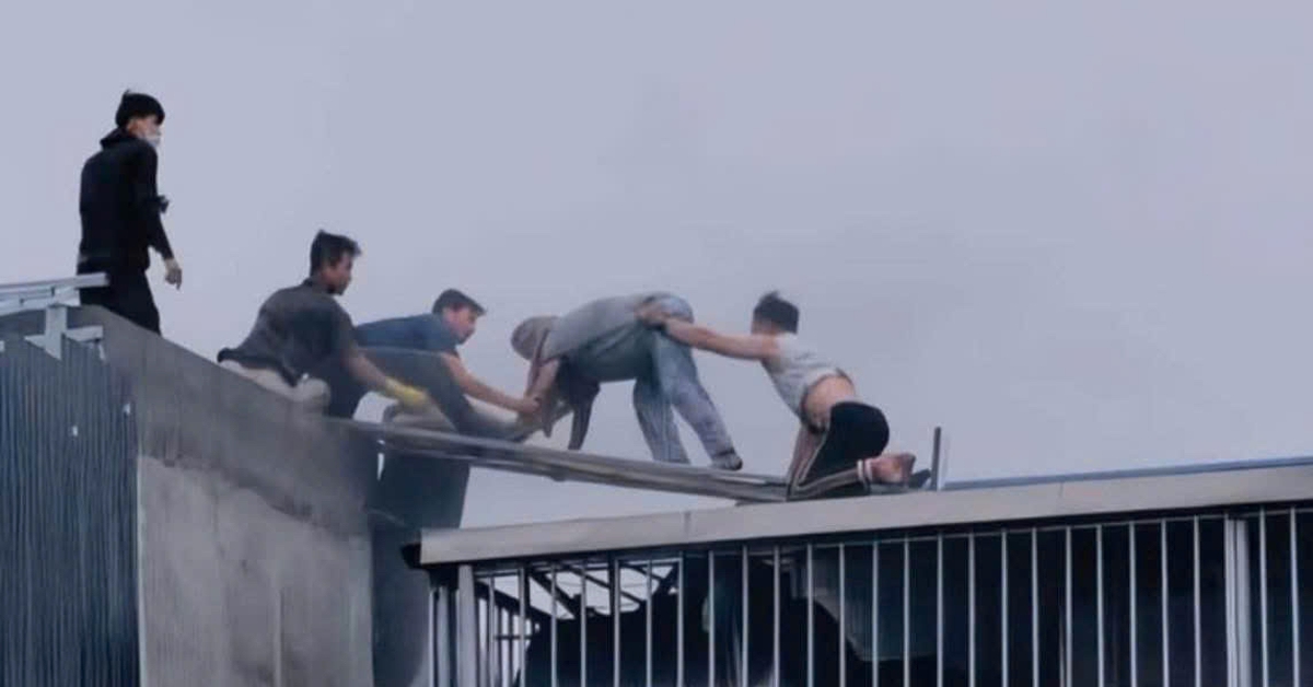 Xúc động hai người hùng dùng búa phá mái tôn cứu người mắc kẹt trong đám cháy