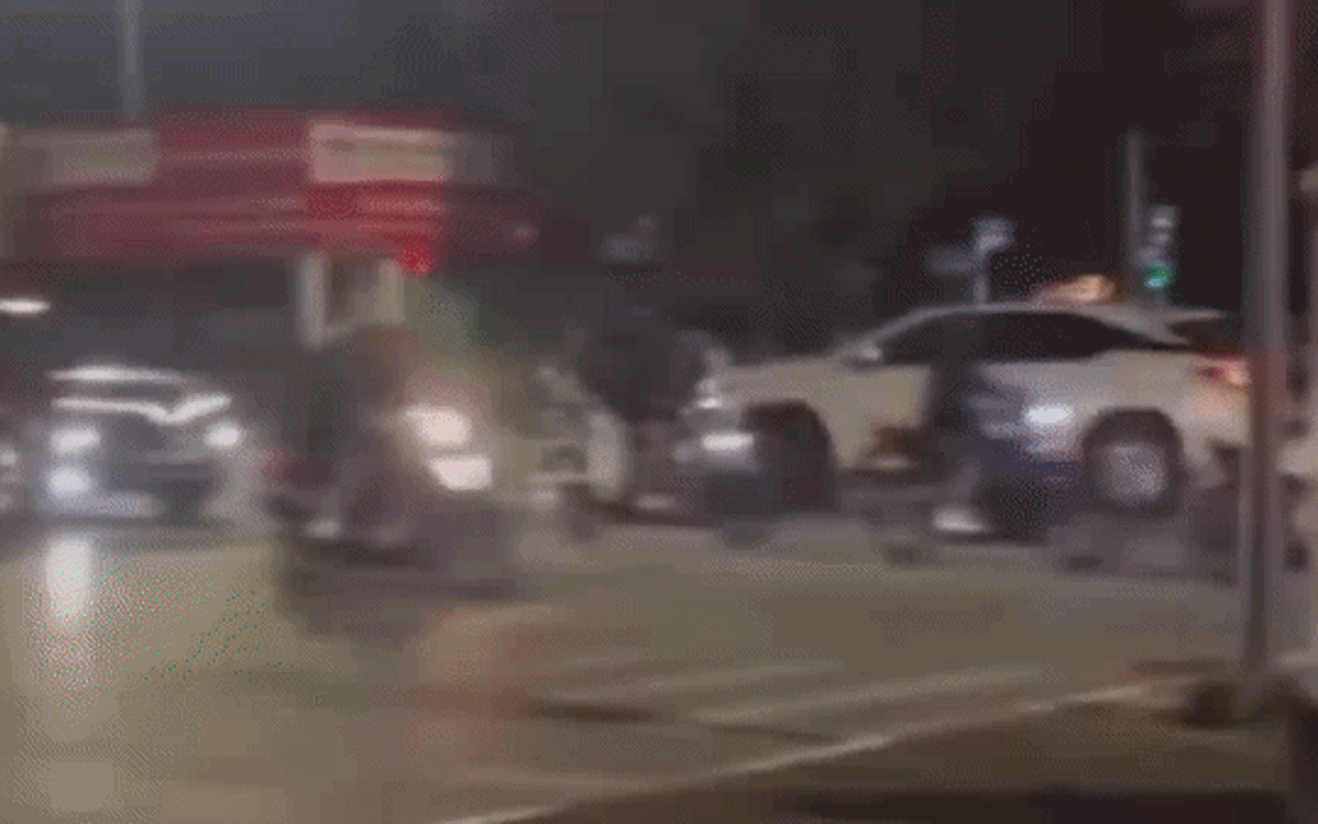 Ô tô Lexus lật ngửa sau khi tông liên hoàn 5 xe lúc nửa đêm, 2 người nhập viện