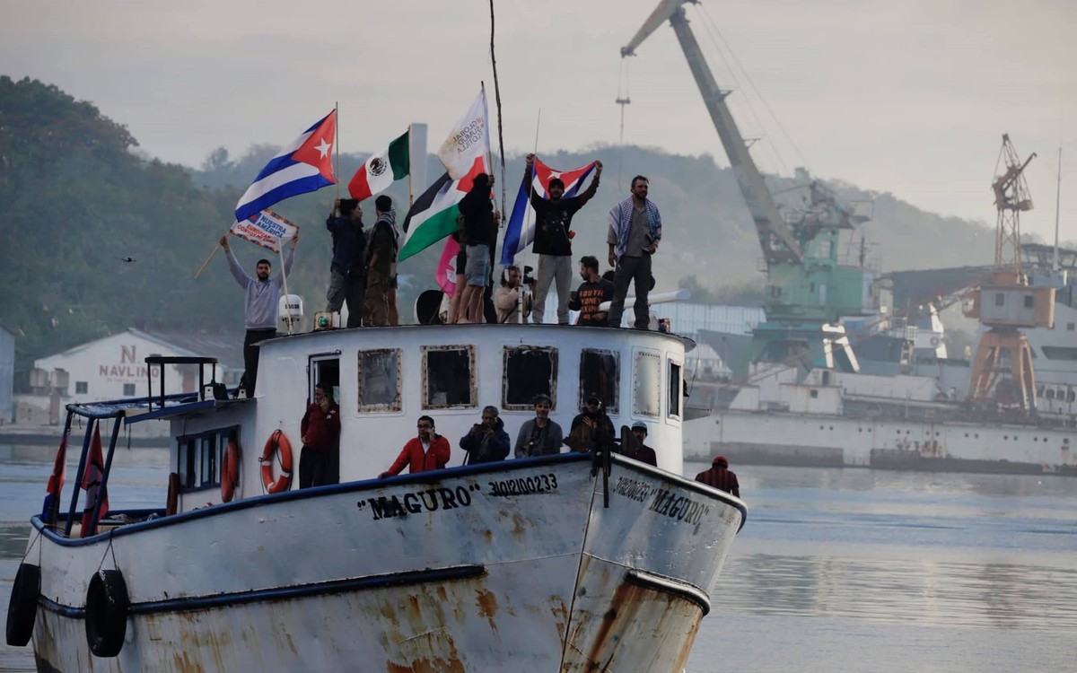 Hàng chục tấn hàng viện trợ cập cảng, Chủ tịch Cuba Díaz-Canel xúc động trước sự hỗ trợ của quốc tế