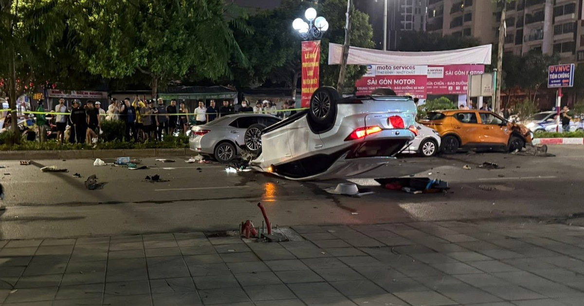 Ô tô Lexus lật ngửa sau khi tông liên hoàn 5 xe lúc nửa đêm, 2 người nhập viện