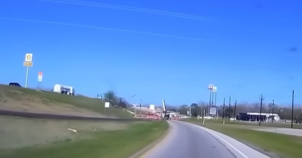 Thiên thạch lại phát nổ trên bầu trời Mỹ, mảnh vỡ xuyên thủng mái nhà