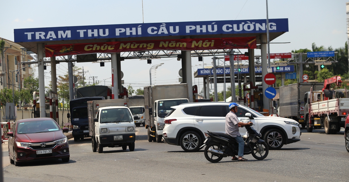 Bất chấp biển cấm, nhiều tài xế vẫn quay đầu, rẽ trái sai quy định tại trạm thu phí cầu Phú Cường