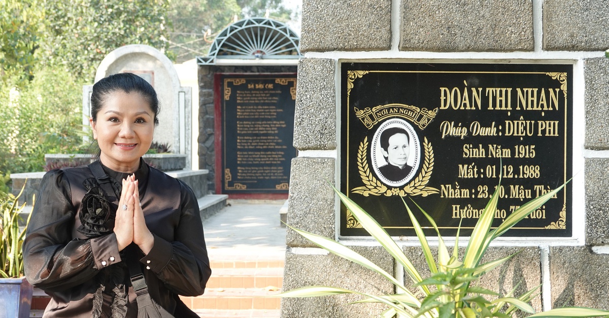 Tú Sương xúc động thăm mộ vợ chồng thi tướng Huỳnh Văn Nghệ