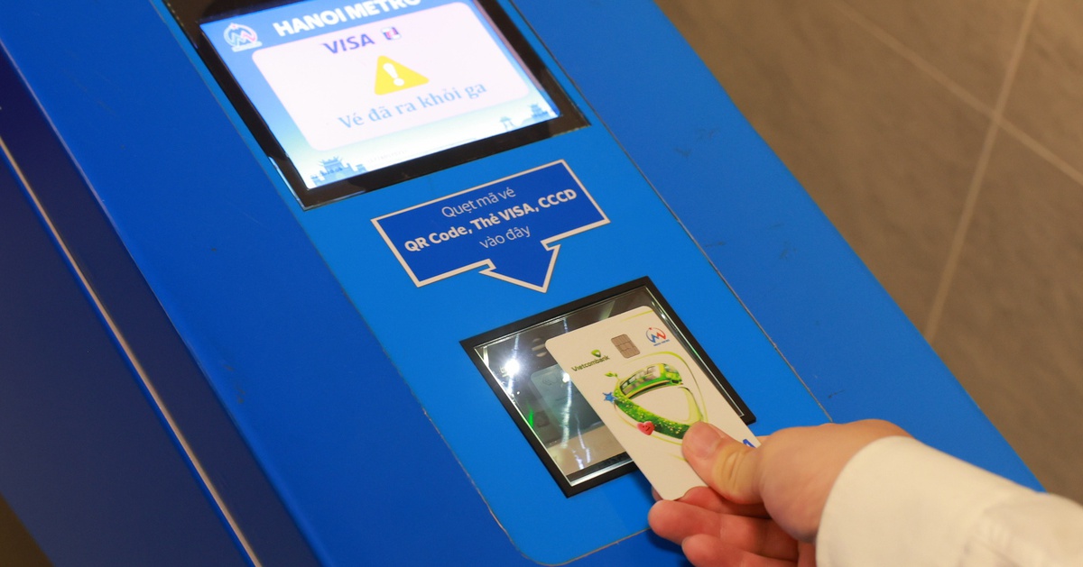 Vietcombank ra mắt thẻ 'chạm là đi' trên metro Hà Nội