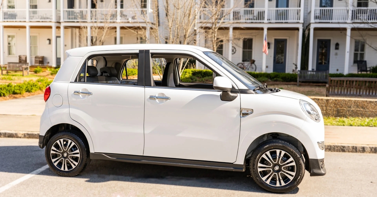 Xe điện mini chở 4 người, đi 137 km/sạc, tốc độ ngang xe máy học sinh nhưng giá bán là vấn đề