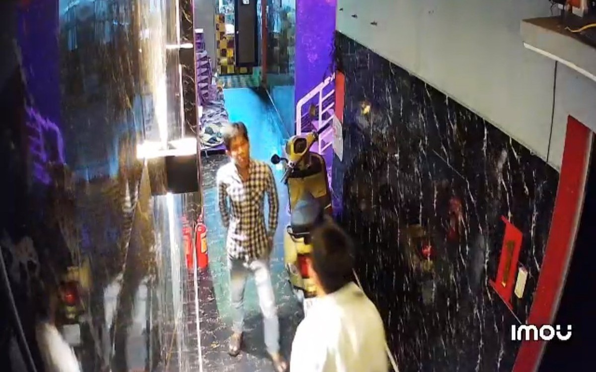 Truy bắt thanh niên dùng dao đâm bạn nhậu trọng thương tại quán karaoke