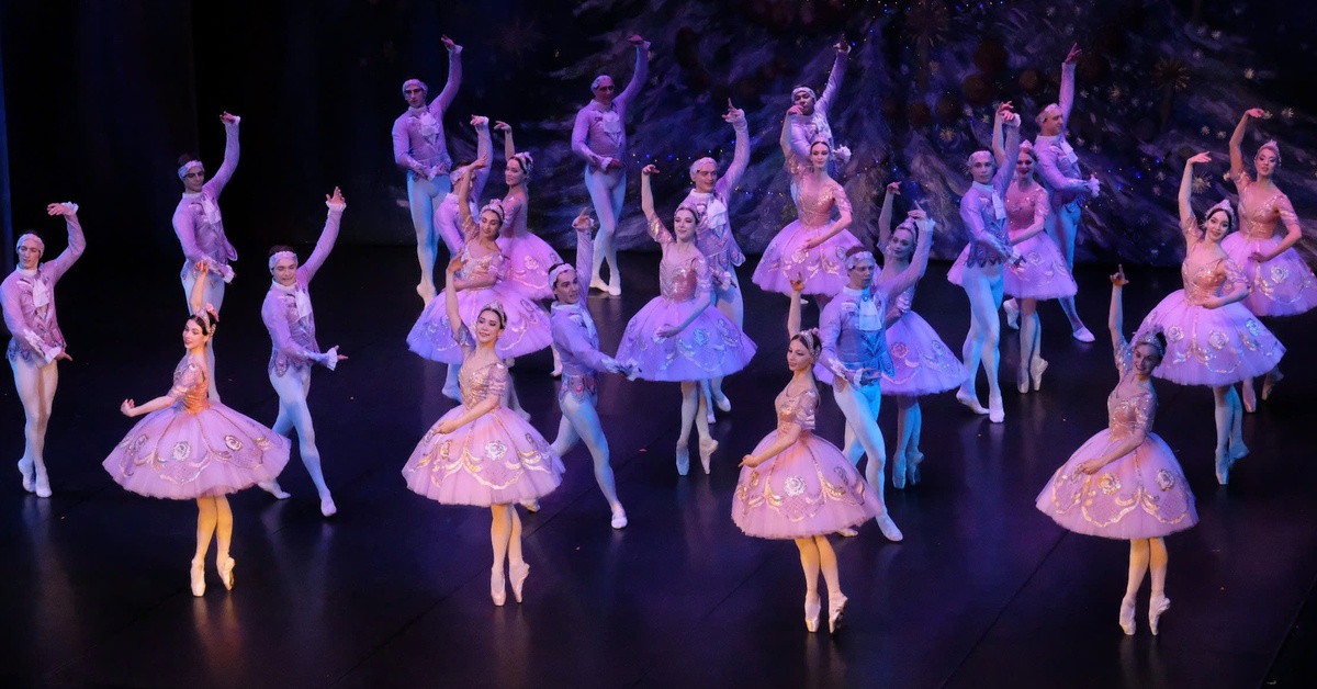 Hơn 10 phút vỗ tay dành cho những nghệ sĩ ballet xuất sắc của Nga và Kẹp hạt dẻ ở Nhà hát Hồ Gươm