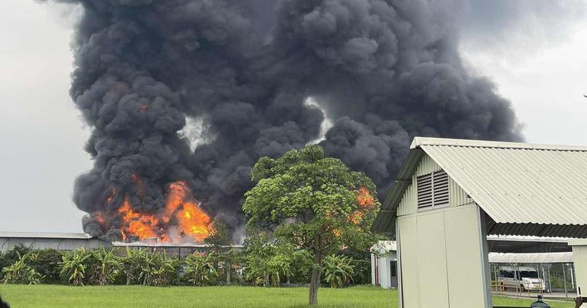 Khu xưởng ở Hưng Yên đang cháy ngùn ngụt, cột khói cao hàng trăm mét