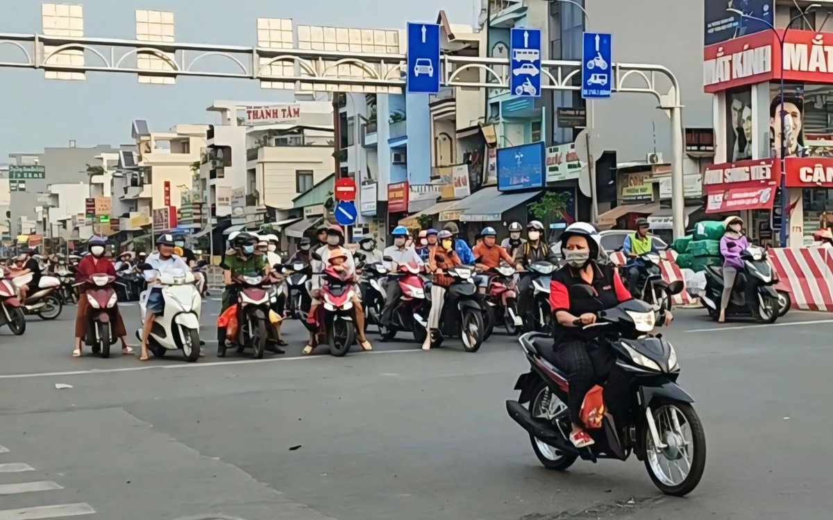 Đèn đỏ chưa kịp chuyển xanh mà cứ bấm còi inh ỏi như tra tấn, đi nhanh vài giây để làm gì?