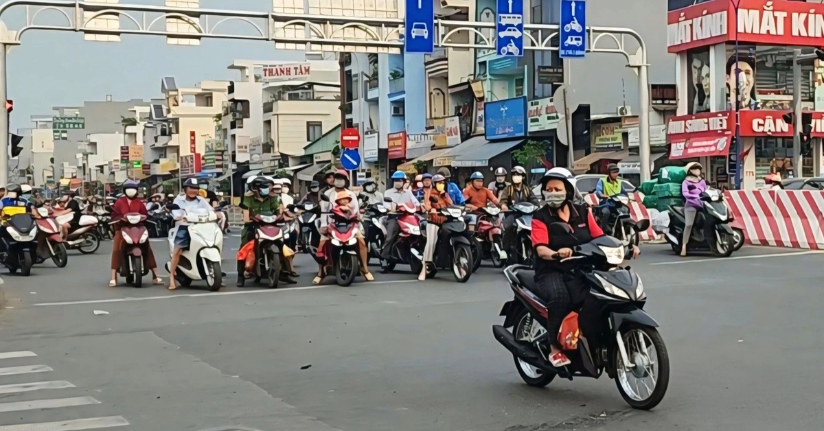 Đèn đỏ chưa kịp chuyển xanh mà cứ bấm còi inh ỏi như tra tấn, đi nhanh vài giây để làm gì?