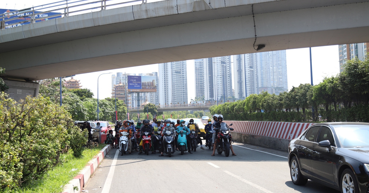 Muôn kiểu chống nóng tại TP.HCM đợt nắng dài ngày