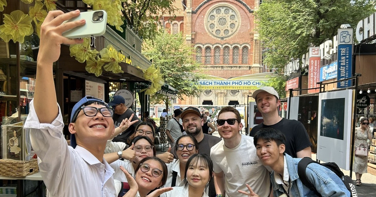 Doanh thu đường sách tăng nhưng sách bán ra giảm