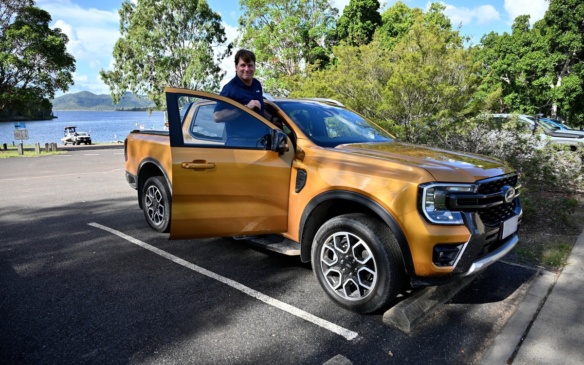 CEO Ford đích thân lái xe Toyota để cải tiến Ranger, chọn mẫu ngỡ đã 'lỗi thời'