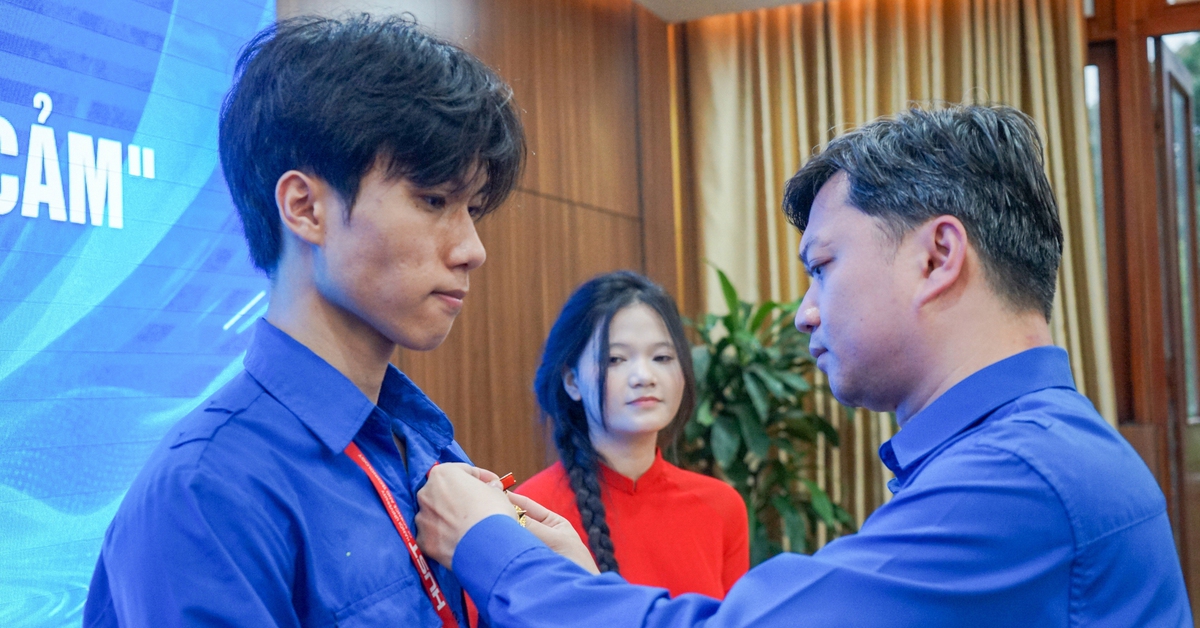 Trao huy hiệu Tuổi trẻ dũng cảm cho thanh niên cứu người trong vụ cháy nhà ở Hà Nội