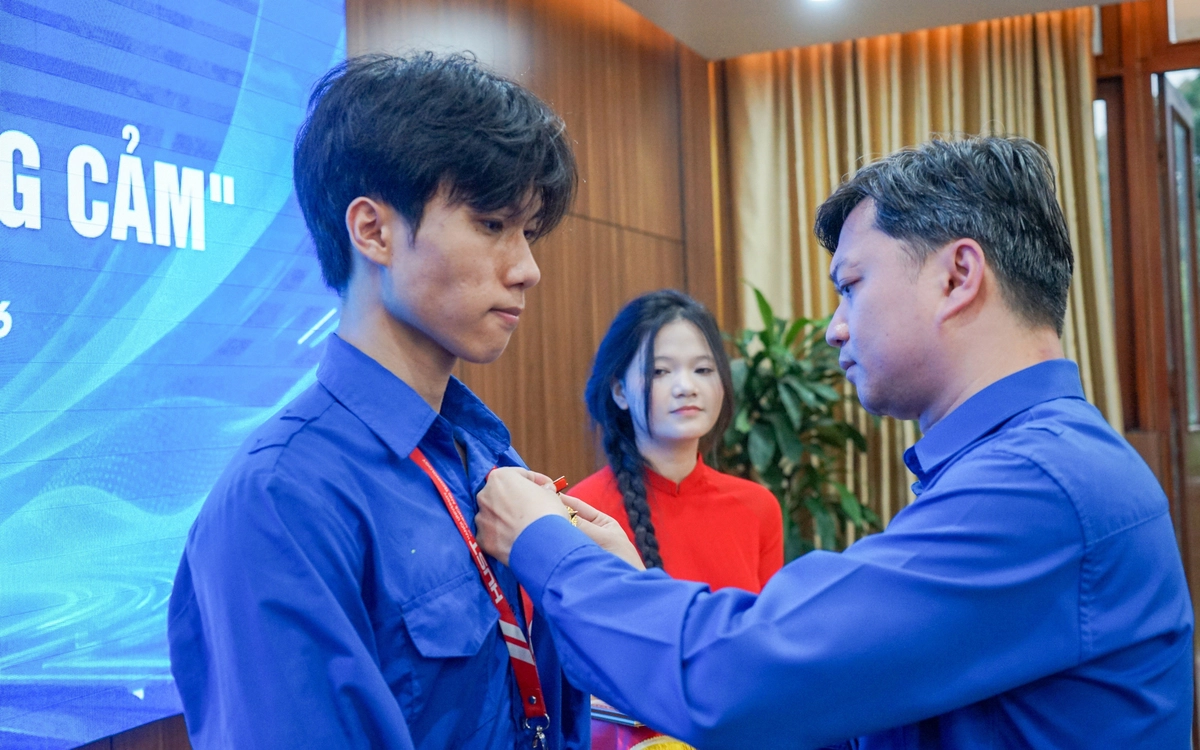 Trao huy hiệu Tuổi trẻ dũng cảm cho thanh niên cứu người trong vụ cháy nhà ở Hà Nội