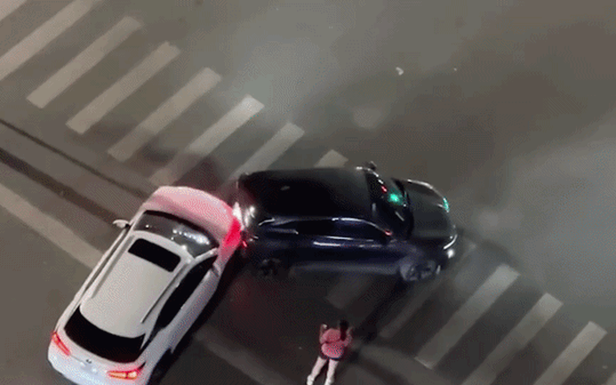 Nguyên nhân ban đầu vụ ô tô Lexus tông liên hoàn 6 xe rồi lật ngửa, công an tiếp tục điều tra