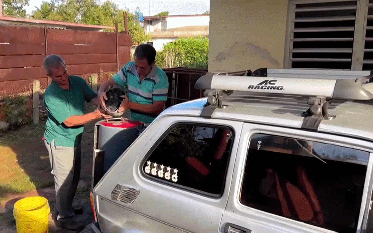 Hoán cải thành xe chạy bằng than củi để không phải đổ xăng