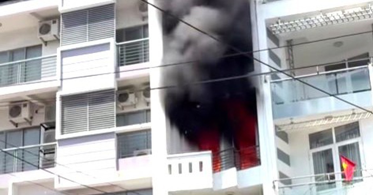 Cháy nhà ở trung tâm Nha Trang, hàng chục cảnh sát được huy động