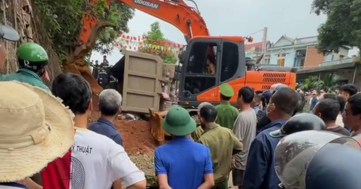 Xe đầu kéo lấn làn mất lái, lật đè bẹp ô tô con và xe máy, hai người tử vong