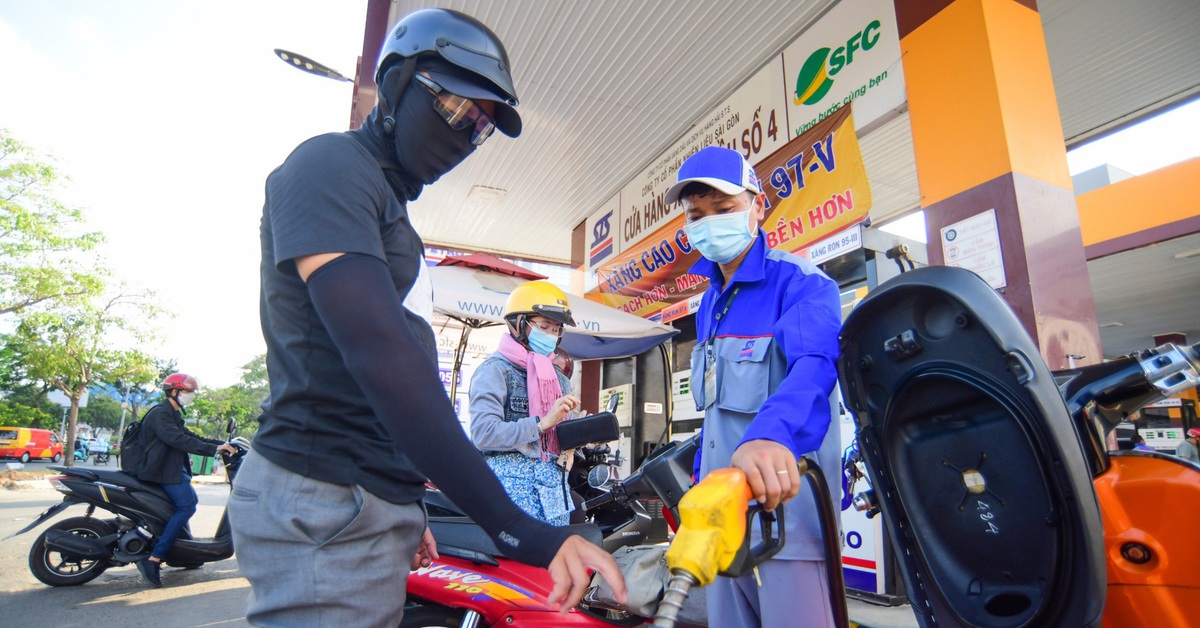 Chính phủ quyết định giảm một loạt thuế với xăng dầu, giá xăng giảm kỷ lục giữa đêm